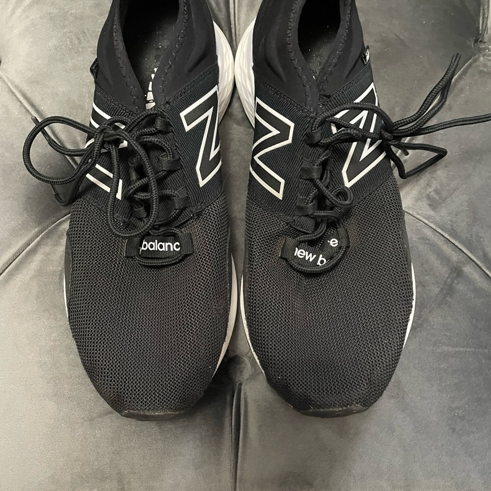 New Balance tennis shoes men’s size 9.5